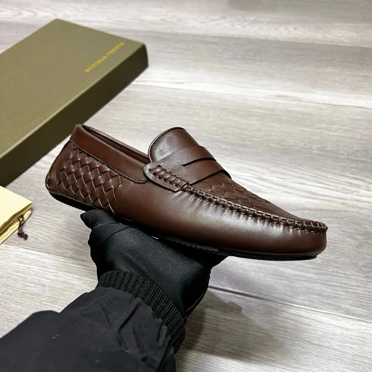 Factory price 480 BV 〰️Purely handmade classic men's beanie shoes👉👉driving shoes, slip-on shoes, made of imported cowhide from Italy, 💕water-dyed cowhide lining, 🔊original outsole, waterproof platform design, comfortable on the feet. Good choice for traveling and driving, single color available, code number: 38-44, (45 can be customized)